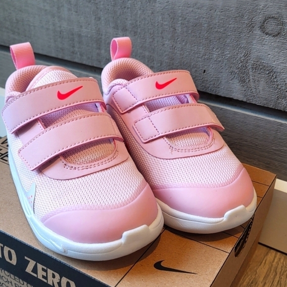 Nike Omni Multi-Court TD Pink Foam Kids - Picture 3 of 9